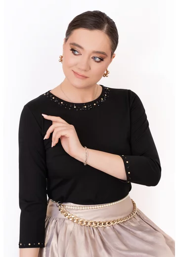 Bluza neagra accesorizata cu pietre si strasuri