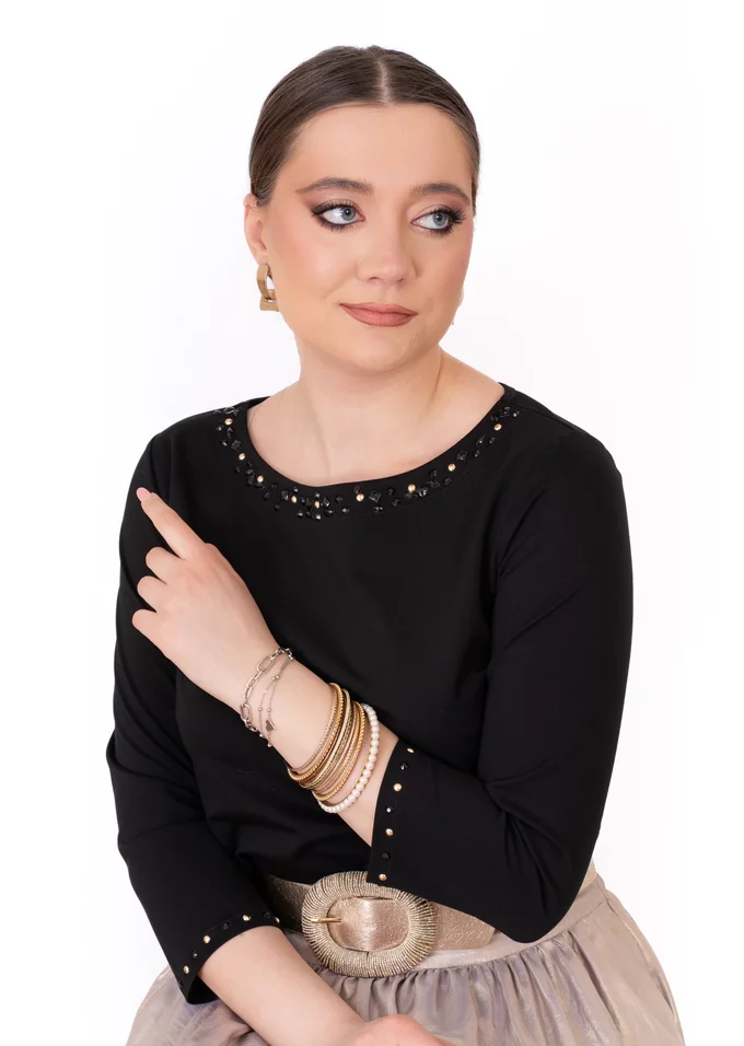 Bluza neagra accesorizata cu pietre si strasuri