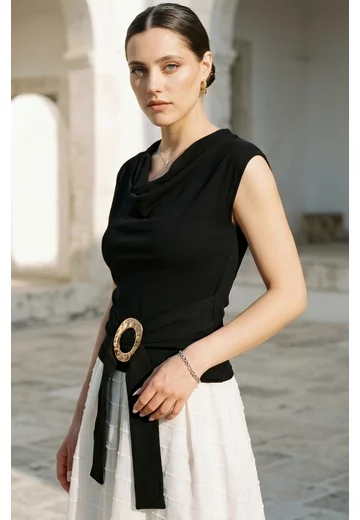 Bluza neagra cu detaliu tip catarama