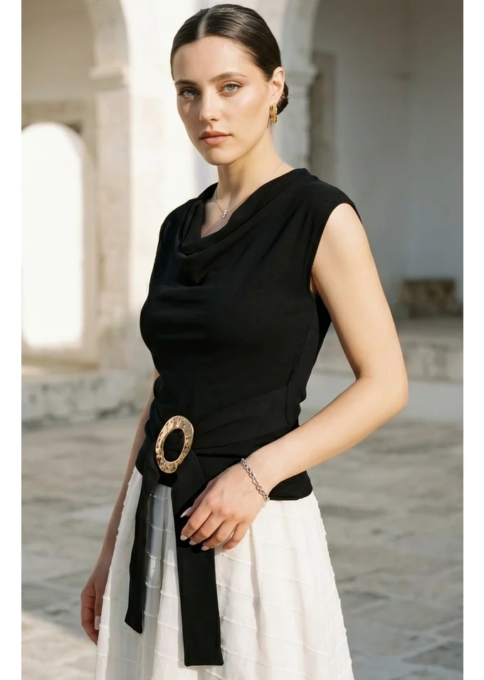 Bluza neagra cu detaliu tip catarama