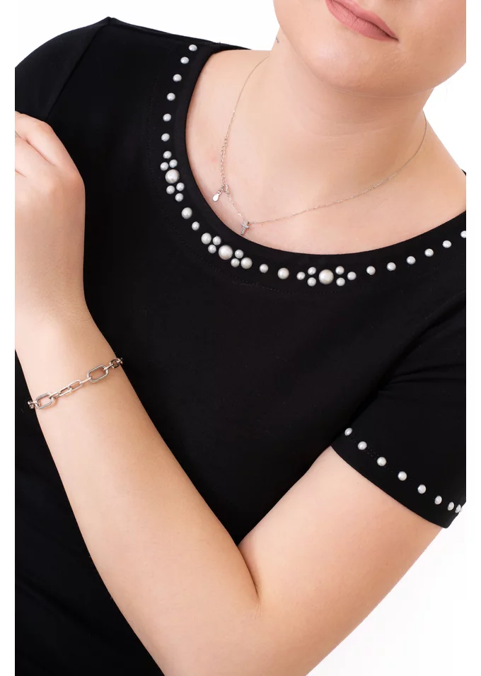 Bluza neagra decorata cu aranjament din perle