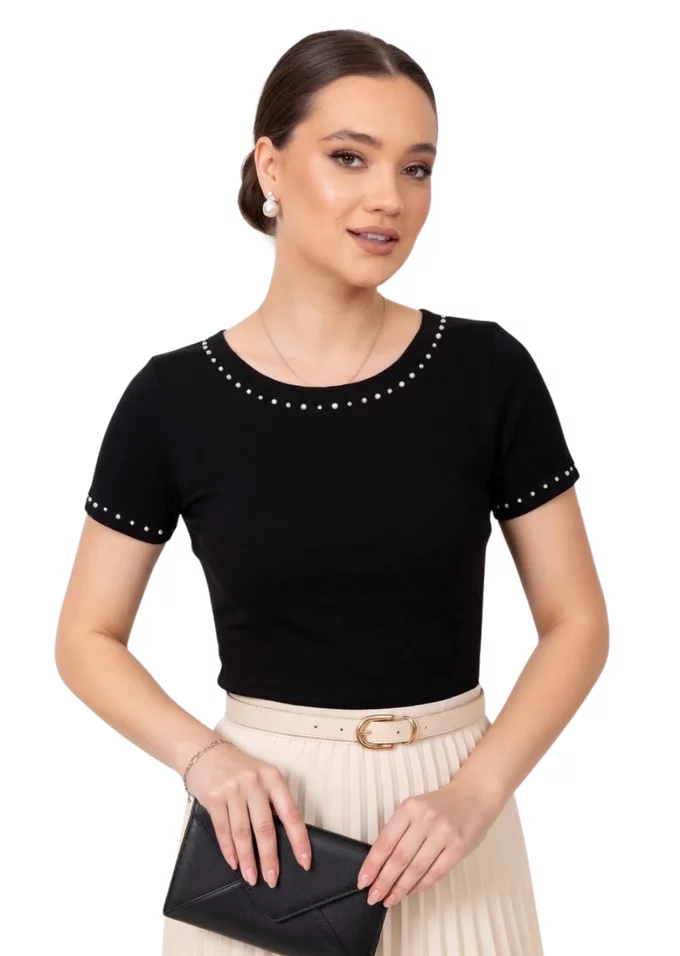 Bluza neagra decorata cu colier din perle