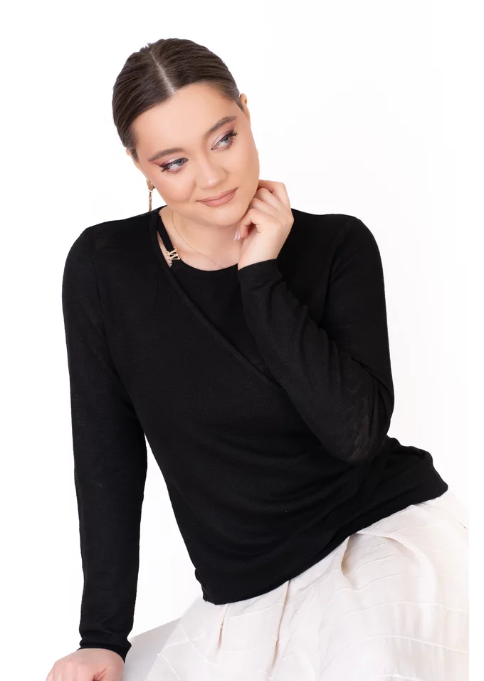 Bluza neagra din tricot fin cu detaliu petrecut