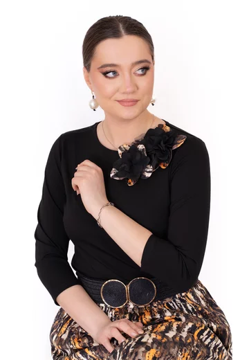 Bluza neagra eleganta accesorizata cu flori kaleidoscope