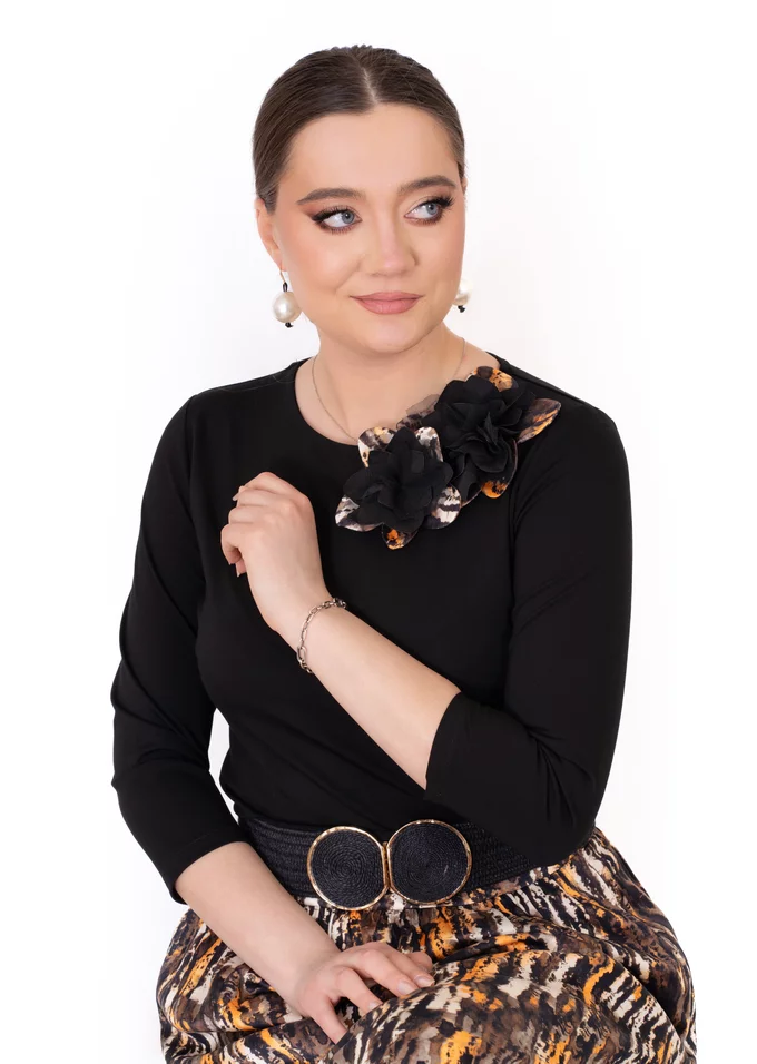 Bluza neagra eleganta accesorizata cu flori kaleidoscope