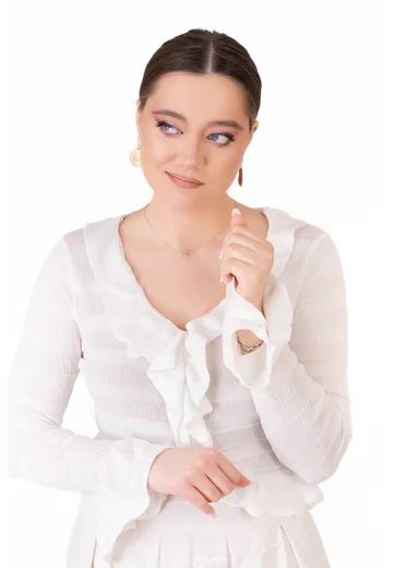 Bluza romantica alba cu decoteu in V si volane