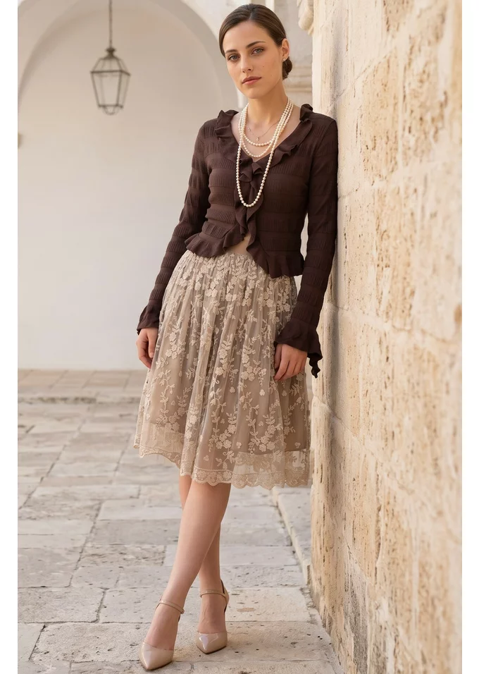Bluza romantica maro cu decoteu in V si volane