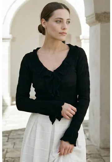 Bluza romantica neagra cu decoteu in V si volane