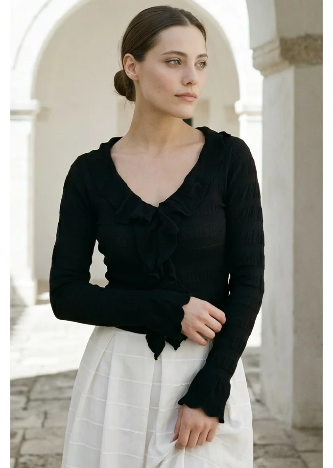 Bluza romantica neagra cu decoteu in V si volane