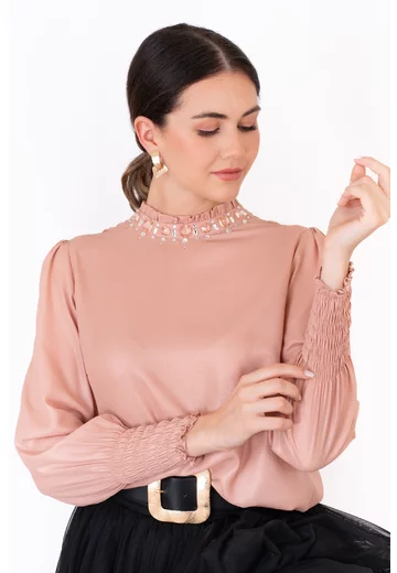 Bluza Rose Chic cu colier din pietre si maneci lungi