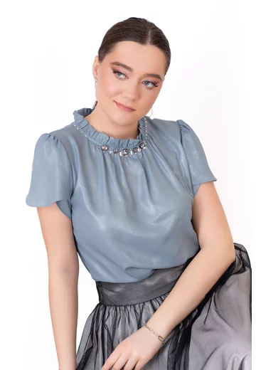 Bluza saphire elegance decorata cu colier din strasuri si pietre