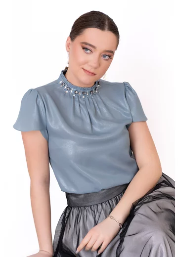 Bluza saphire elegance decorata cu colier din strasuri si pietre
