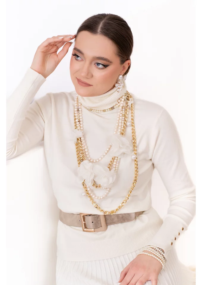 Bluza tricotata alba cu guler inalt