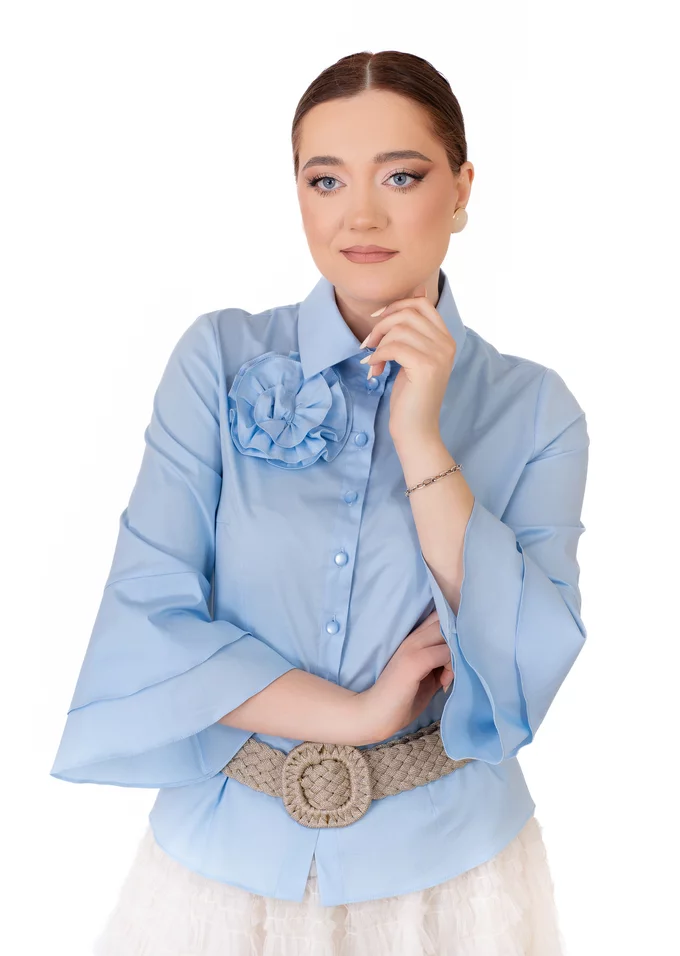 Camasa din poplin baby blue decorata cu floare si maneca evazata