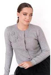 Cardigan elegant gri cu nasturi metalici si broderie din tricot