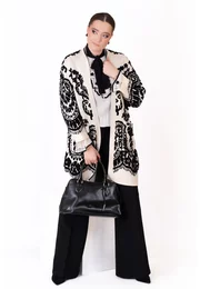 Cardigant tricotat cu model traditional