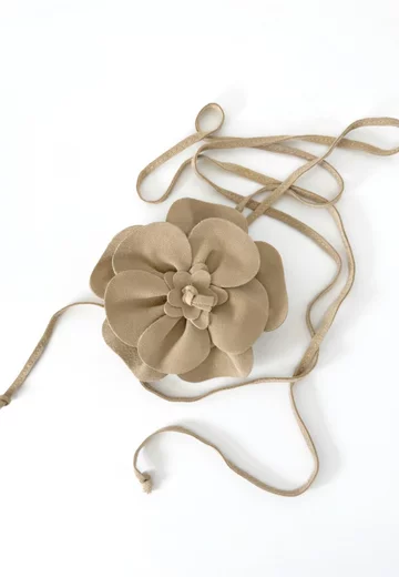 Centura subtire bej cu floare