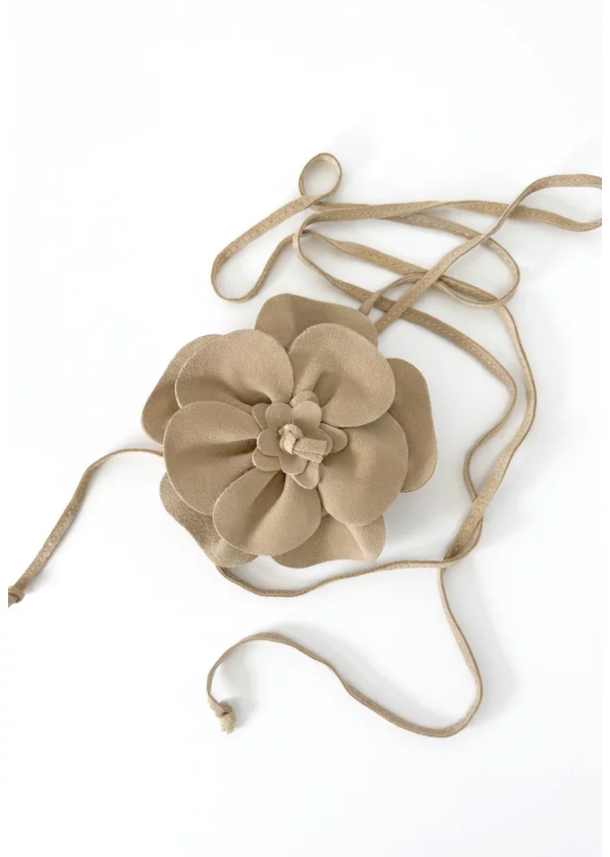 Centura subtire bej cu floare