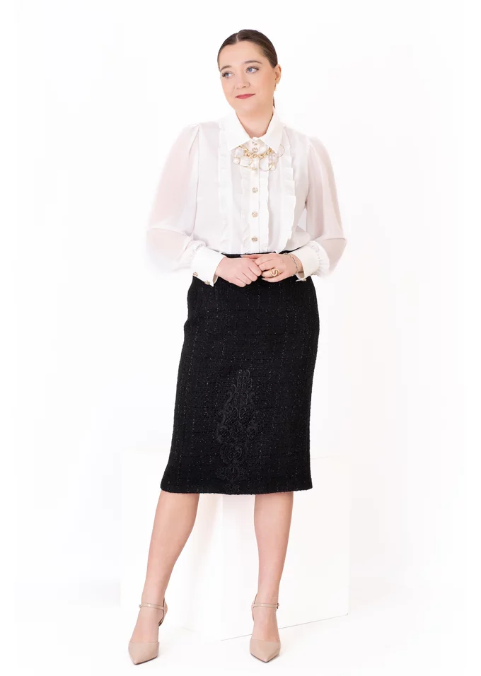 Fusta conica din lana neagra decorata cu broderie