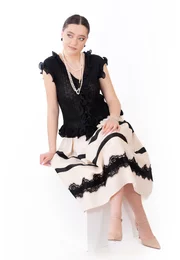 Fusta eleganta in dungi cream black decorata cu broderie