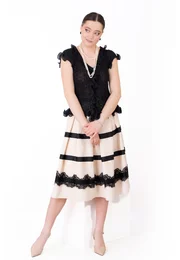 Fusta eleganta in dungi cream black decorata cu broderie