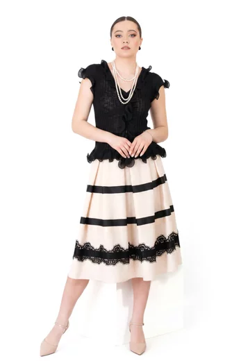 Fusta eleganta in dungi cream black decorata cu broderie