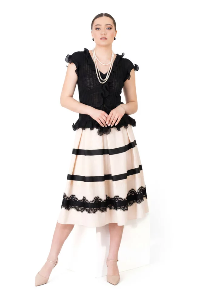 Fusta eleganta in dungi cream black decorata cu broderie