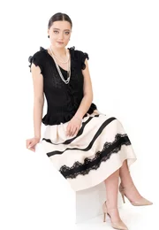 Fusta eleganta in dungi cream black decorata cu broderie