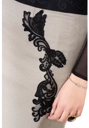 Fusta glacier din stofa pepit decorata cu  broderie neagra