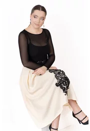 Fusta sweet cream din crep de vascoza cu coloane brodate