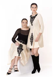 Fusta sweet cream din crep de vascoza cu coloane brodate