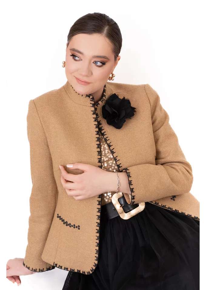Haina glam beige din lana soft accesorizat cu floare