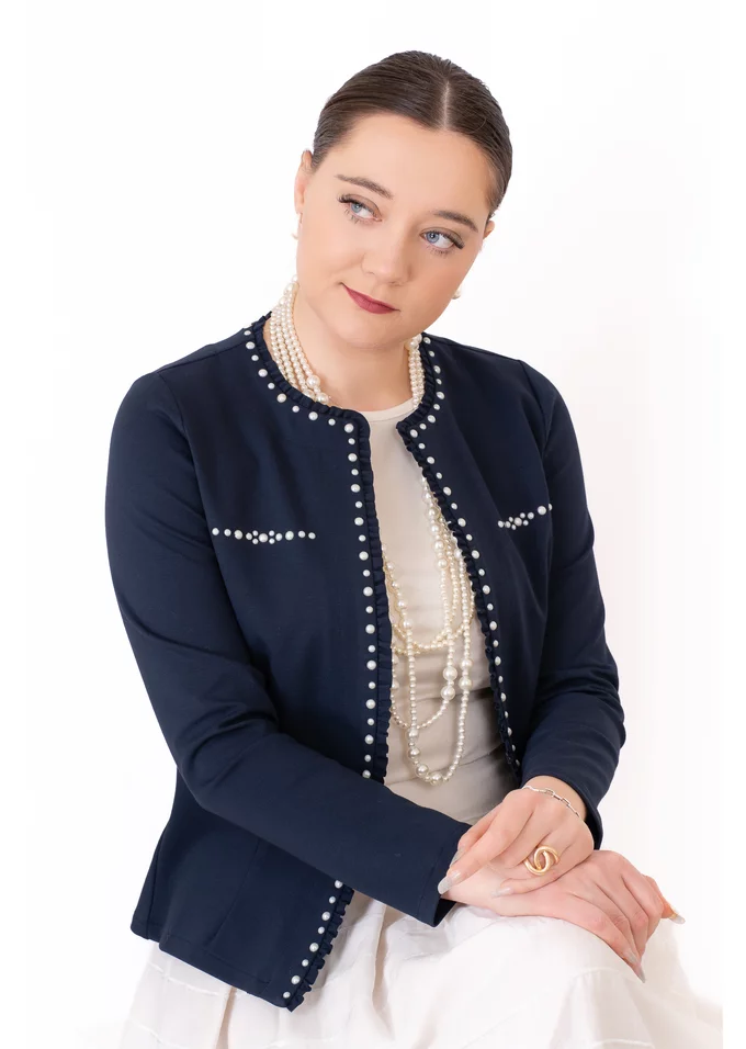 Jerseu elegant navy accesorizat cu perle