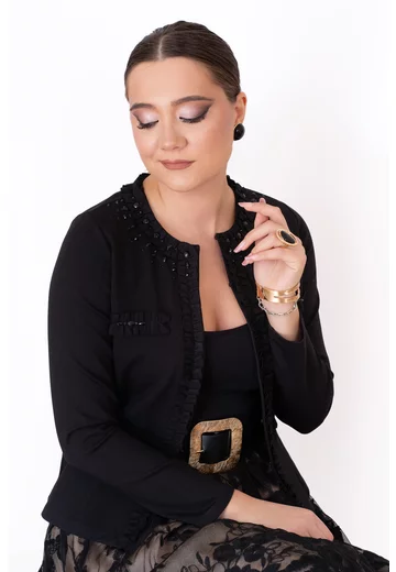 Jerseu elegant negru accesorizat cu explozie de strasuri ton in ton