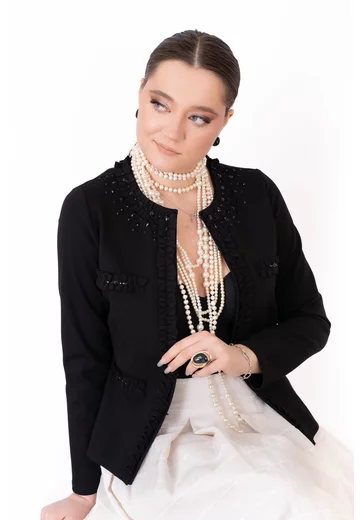 Jerseu elegant negru accesorizat cu explozie de strasuri ton in ton