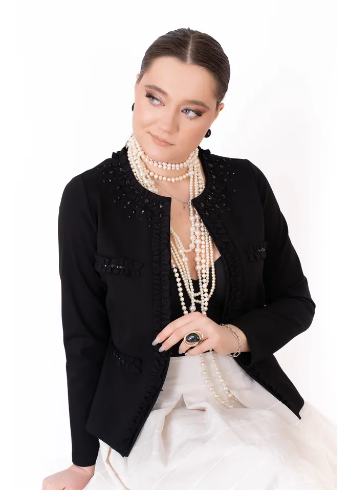 Jerseu elegant negru accesorizat cu explozie de strasuri ton in ton