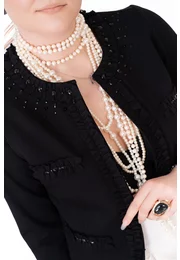 Jerseu elegant negru accesorizat cu explozie de strasuri ton in ton