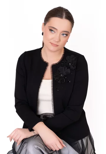 Jerseu elegant negru accesorizat cu flori si strasuri