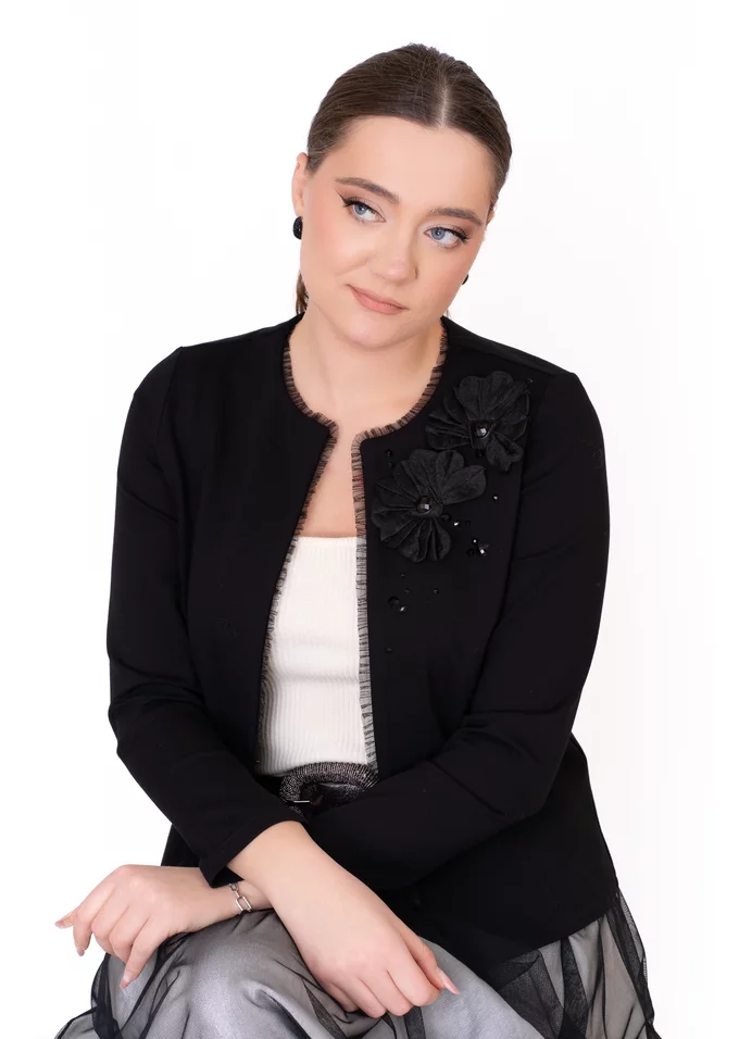 Jerseu elegant negru accesorizat cu flori si strasuri