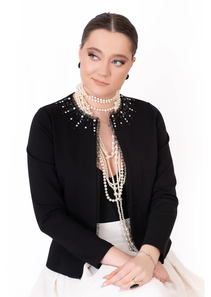 Jerseu elegant negru accesorizat cu perle si strasuri