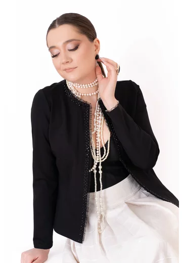 Jerseu elegant negru accesorizat cu strasuri si pietre