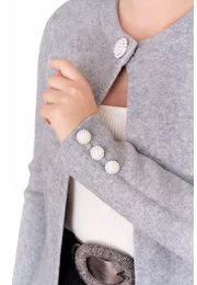 Jerseu elegant tricotat gri accesorizat cu nasturi bijuterie