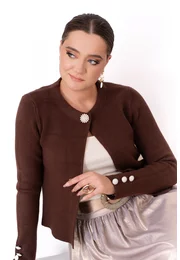Jerseu elegant tricotat maro accesorizat cu nasturi bijuterie