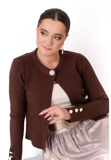 Jerseu elegant tricotat maro accesorizat cu nasturi bijuterie