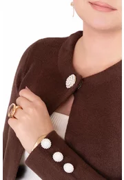 Jerseu elegant tricotat maro accesorizat cu nasturi bijuterie