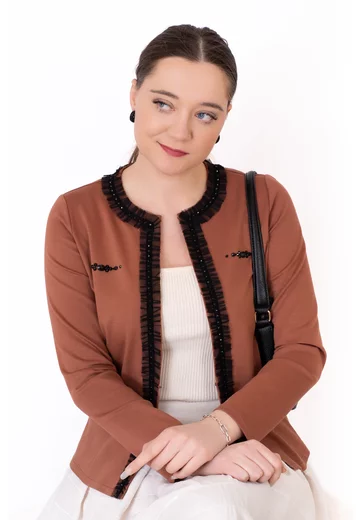 Jerseu maro caramel accesorizat cu volanas si strasuri