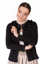 Jerseu negru accesorizat cu flori si perle