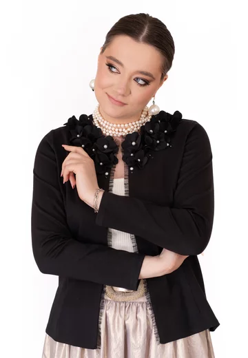Jerseu negru accesorizat cu flori si perle