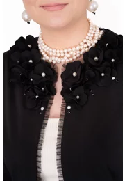 Jerseu negru accesorizat cu flori si perle