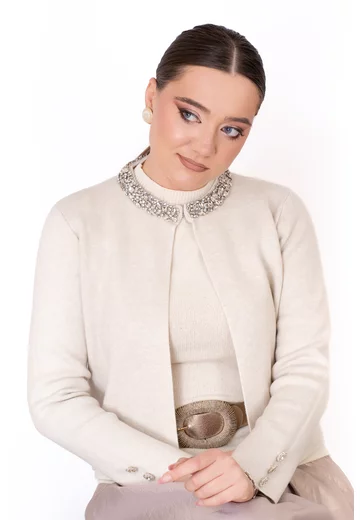 Jerseu tricotat crem decorat cu pietre si strasuri